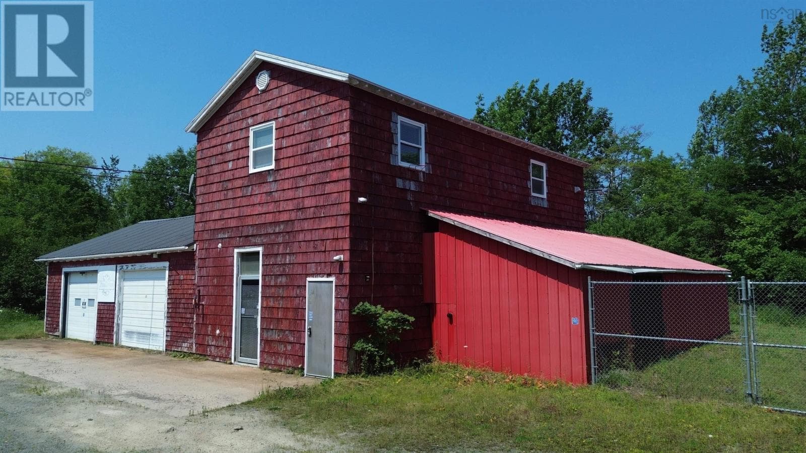 Commercial and residential building in Whycocomagh, photo 1