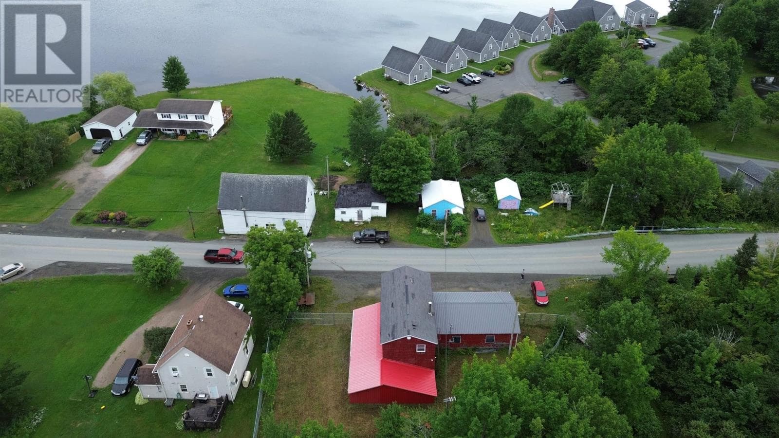 Commercial and residential building in Whycocomagh, photo 7