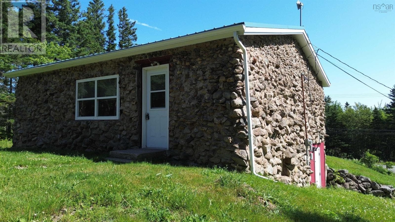 Two bedroom bungalow on 1.18 acres in Aulds Cove, photo 4