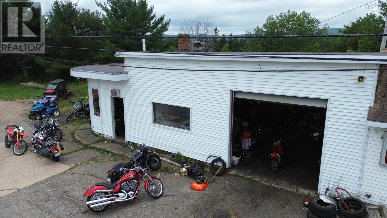 Established motorcycle business on the Cabot Trail, photo 6